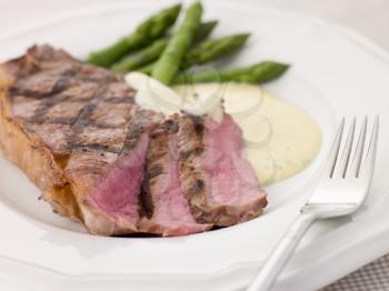 Royalty Free Photo of Steak Bearnaise With Asparagus Spears
