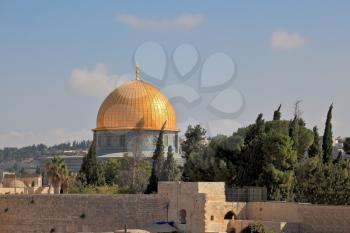  Jerusalem, Israel. The golden dome of the mosque of Omar shines in the morning sun. 