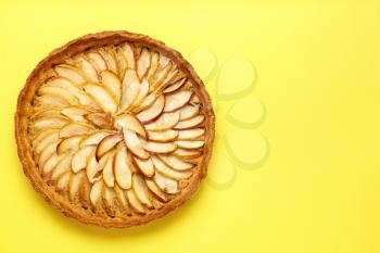 Tasty apple pie on color background�