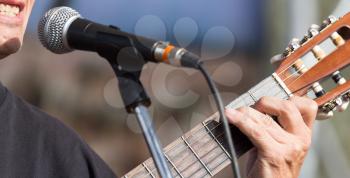 hand man playing the guitar