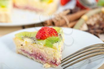 kiwi and strawberry pie tart with lemon custard cream and spices