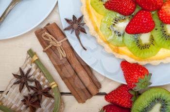 kiwi and strawberry pie tart with lemon custard cream and spices