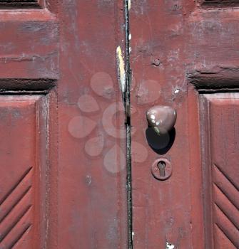  brass brown knocker and wood  door vinago  varese italy