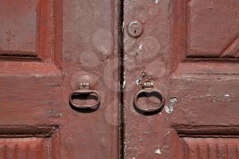 brass brown knocker and wood  door vinago  varese italy