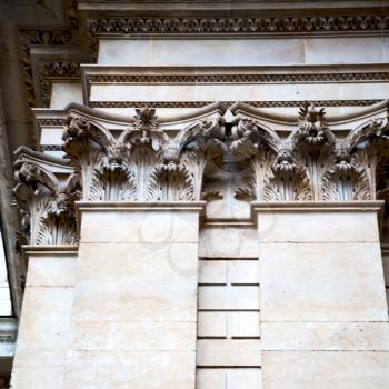 marble and statue in old city of london     england