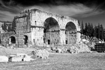  pamukkale    old construction in asia turkey the column  and the roman temple 