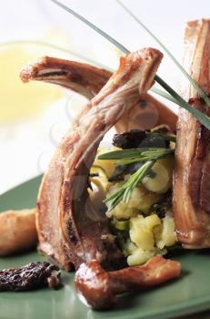 Roast lamb chops with crushed potatoes and mushrooms 