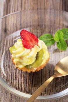 Fruit-topped tartlet with custard filling