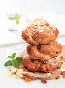 Sweet yeast bread with raisins and almonds