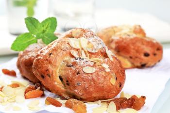 Sweet yeast bread with raisins and almonds
