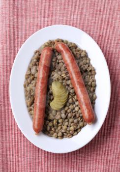 Lentils with spicy sausages and pickles - overhead