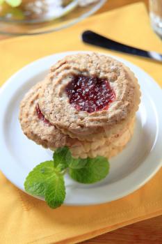 Jam shortbread cookies with almond topping
