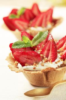 Small tarts with cream and fresh strawberries