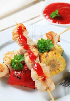Chicken skewers with vegetables and tomato sauce