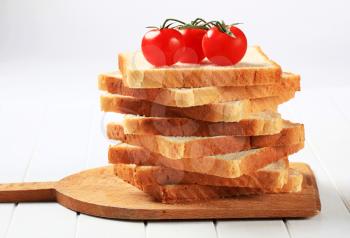 Pile of sliced sandwich bread on a cutting board