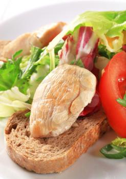 Chicken breast fillet with green salad and bread