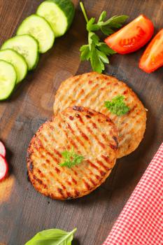 Minced meat patties with sliced vegetables
