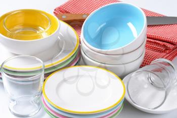 Dinner set consisting of deep bowls, dinner plates, side plates and glasses