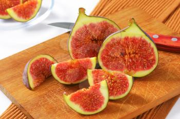 Fresh figs cut into halves and wedges