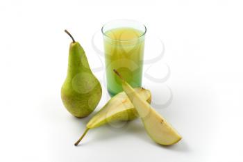 glass of pear juice and fresh pears next to it