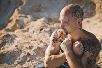 Drawing on a body by means of henna.