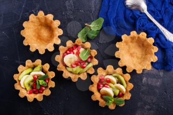tartalets with fresh fruit and berries, desert with berries