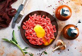 minced meat with raw egg and salt