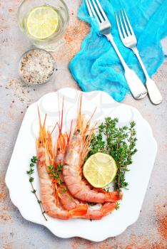boiled shrimps with fresh lemon and spice