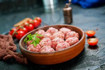 raw meat balls in bowl, meat balls and tomato 