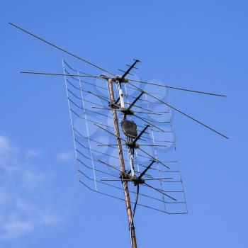 All-wave inphase antenna lattice. The television antenna for reception of radio TV of a signal.