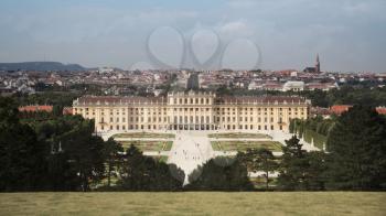 Vienna, Austria - July 06 2018: Schonbrunn palace (Schloss Schonbrunn) and the park with a blue sky and clouds– Stock Editorial Photography