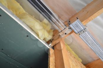 Insulation of walls and ceiling with mineral wool