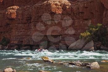 Sporting a young woman in a kayak overcame stormy over the Colorado River