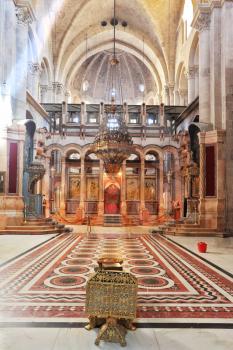 Huge beautifully decorated hall in front of the Edicule. In the center is a stone vase - the navel of the earth and the ballot box for. Church of the Holy Sepulcher in Jerusalem