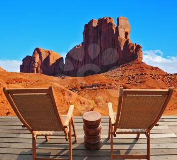  Two wooden deck chairs on the platform are to review rock Camel. Red sandstone in the valley of the Navajo, USA