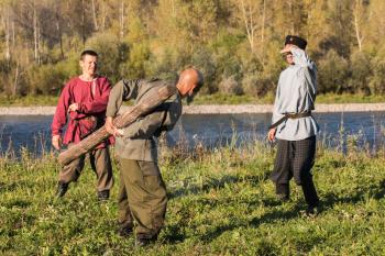 CHARISHSKOE. ALTAISKIY KRAI. WESTERN SIBERIA. RUSSIA - SEPTEMBER 15, 2016: descendants of the Cossacks in the Altai, cossacks play in ancient Slavic national game: throwing timber at the festival on September 15, 2016 in Altayskiy krai, Siberia, Russia.