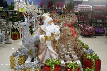 Sale of large figures of santa claus, snowman and deer in the decor store