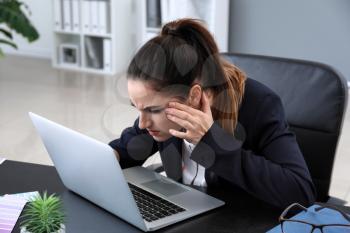 Businesswoman with bad sight working in office�