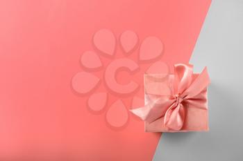 Small gift box on color background�
