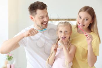 Family cleaning teeth at home�