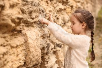 Little girl placing note in the Wailing Wall�