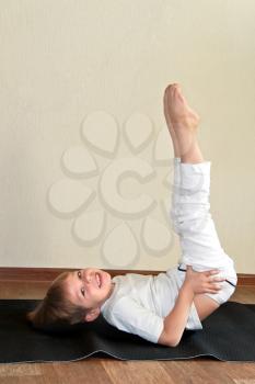 Baby yoga at home 