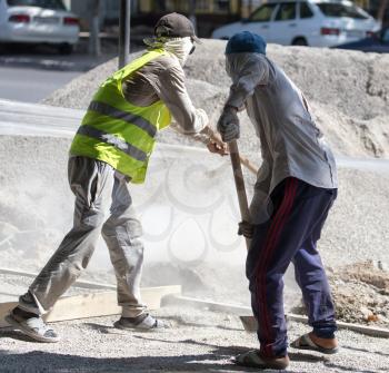 workers dub road sand and gravel