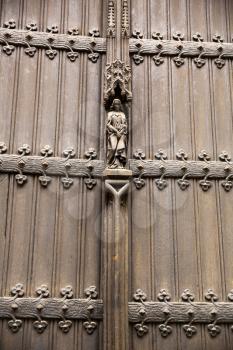 The old wooden door of The Cathedral of St. Michael and St. Gudula in Brussels, Belgium.