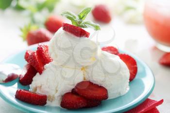 Vanilla ice cream with strawberry and mint