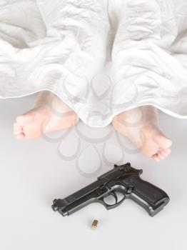 Woman murdered or committed suicide, under a sheet with a toe tag