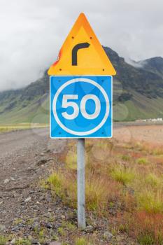 Curve with advisory speed limit in Iceland