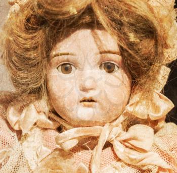 Abandoned doll with glass eyes - Close up - Vintage toys