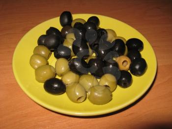 Image of black and green olives on the plate