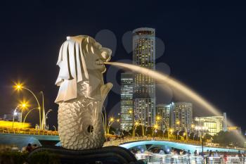 SINGAPORE - JUNE 23, 2018: The Merlion fountain statue - symbol of Singapore at summer night